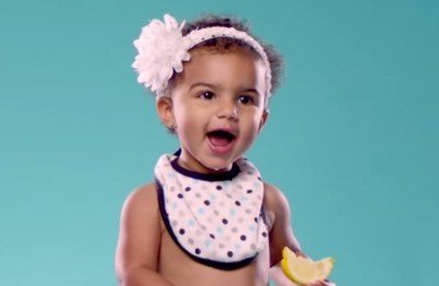 Slik reagerer babyer på sin første smak av sitron